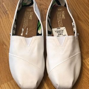 NWT White Toms Woman's sz 9